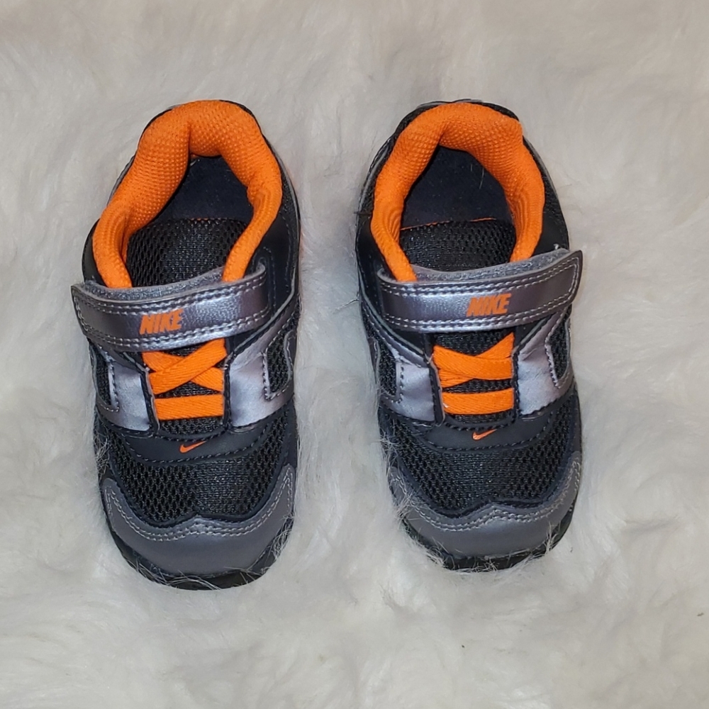 Nike REAX Small kid Size 6c Running Shoes